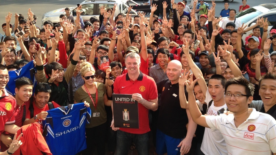 Starstruck fans go wild for United Trophy Tour