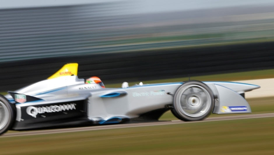 Jarno Trulli test runs the Spark-Renault SRT_01