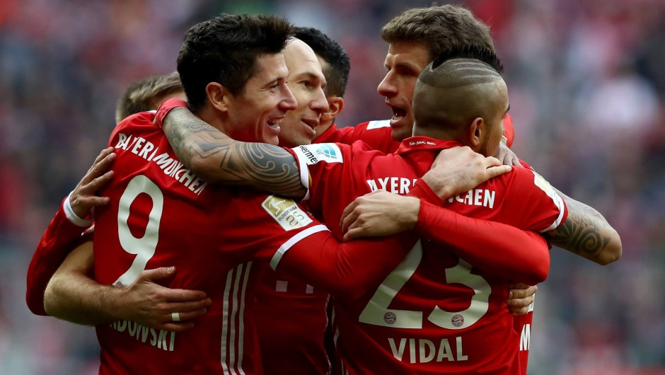 Solid FC Bayern advance in Champions League