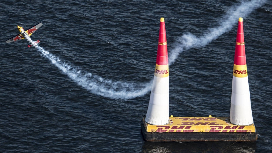 COMPETITION: TRAVEL TO RED BULL AIR RACE IN INDIANAPOLIS AND PRESENT THE DHL FASTEST LAP AWARD TO THE WORLD CHAMPION!