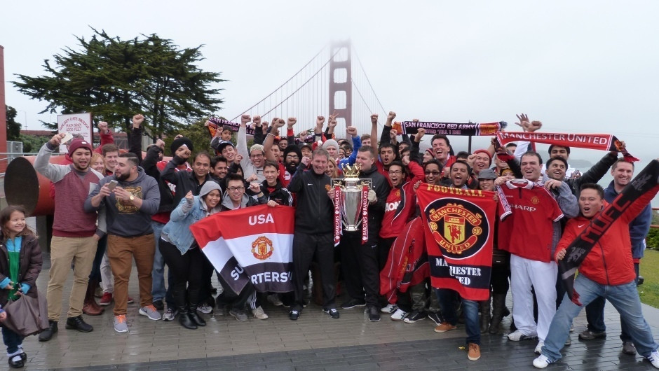 Bryan Robson & Barclays Premier League trophy at Golden Gate Bridge