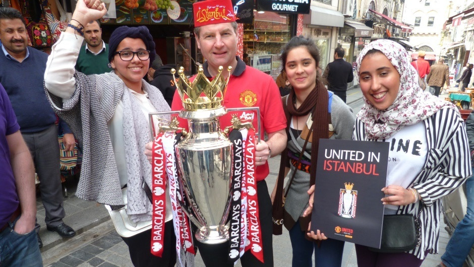 Irwin sports a Fez with fans at the Grand Bazaar