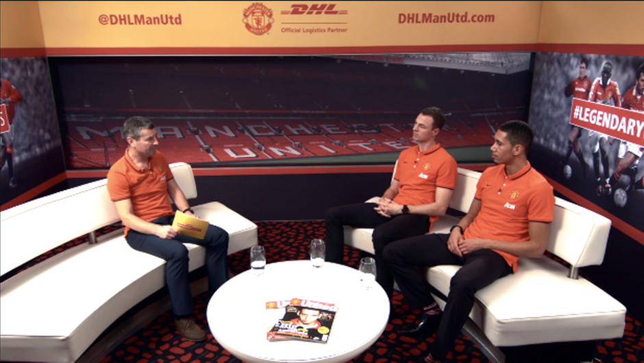 Denis Irwin speaks with United players Chris Smalling & Jonny Evans