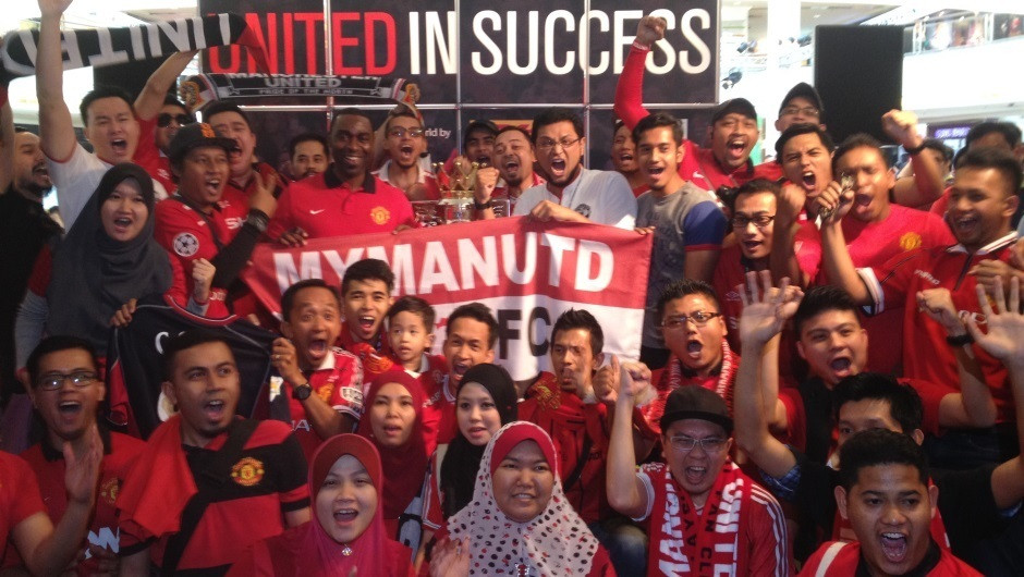Supporters from the Malaysian Fan Club have a group shot with Andy