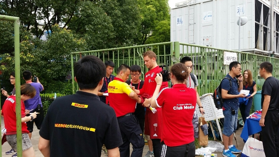 Xu collected autographs from the players - including Manuel Neuer!