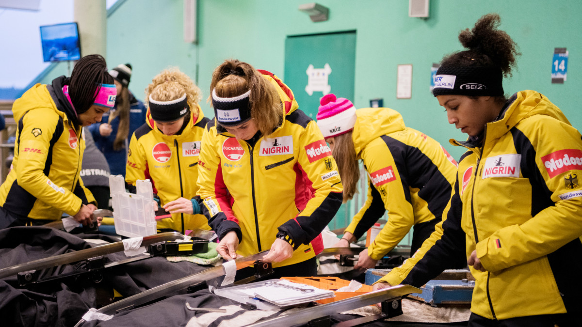 Teamwork, auch bei der Vorbereitung des Materials: die Damen unserer deutschen Bob-Nationalmannschaft. Rechts im Vordergrund: Weltmeisterin und Weltcup- sowie Olympiasiegerin Mariama Jamanka. (Foto: Viesturs Lacis)