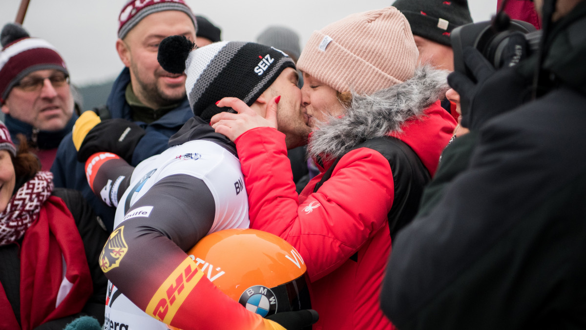Tête-à-Tête mit der Liebe: Alexander Gassner feiert seinen tollen Erfolg mit einem Kuss. (Foto: Viesturs Lacis)