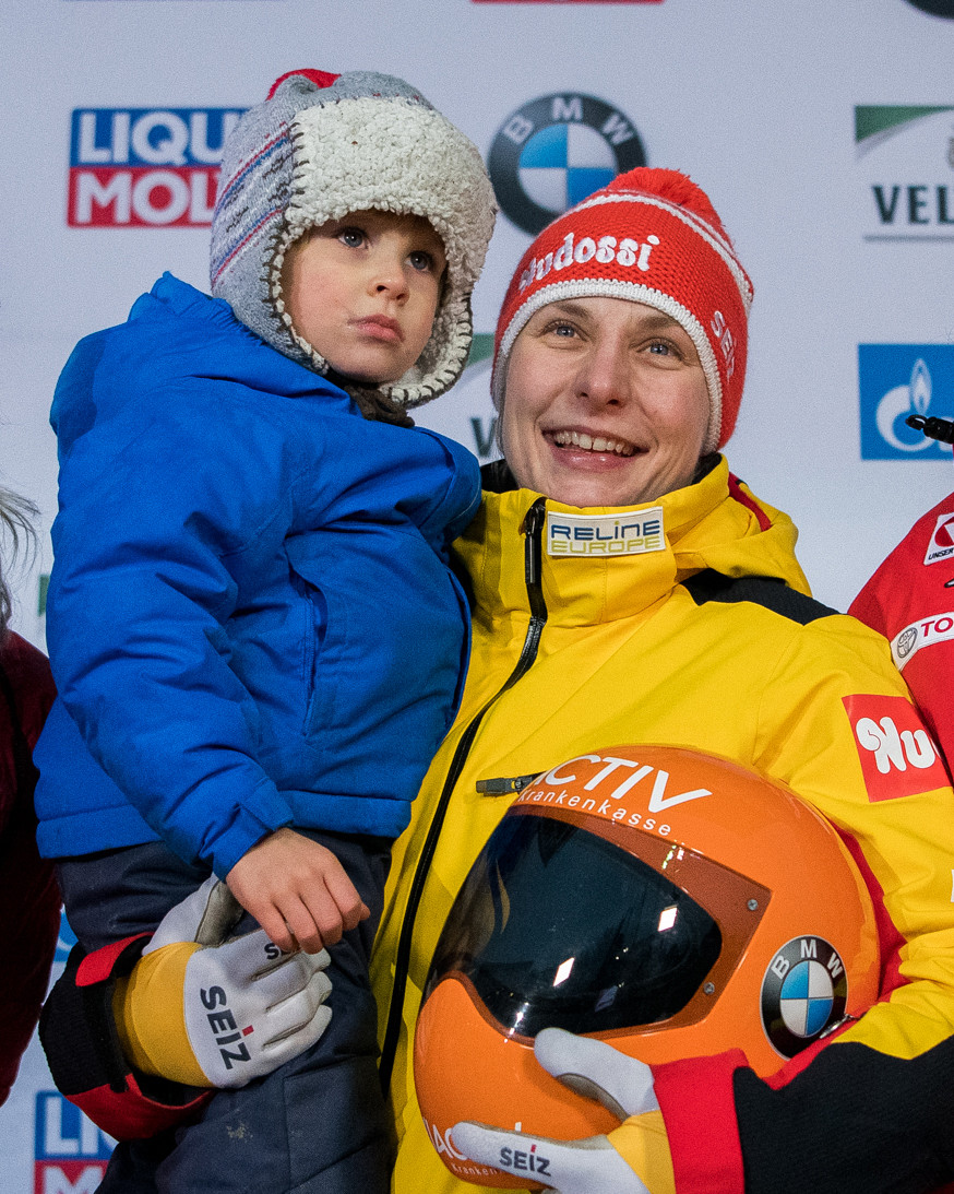 Freut sich über ihren Weltcup-Sieg in Winterberg mit ihren Liebsten: Tina Hermann. (Foto: Heike Gruner)