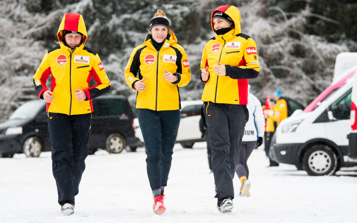Die deutschen Weltcup-Athletinnen (Mi. Lisette Thöne, re. Leonie Fiebig) beim Joggen im verschneiten Innsbruck-Igls. (Foto: Viesturs Lacis)
