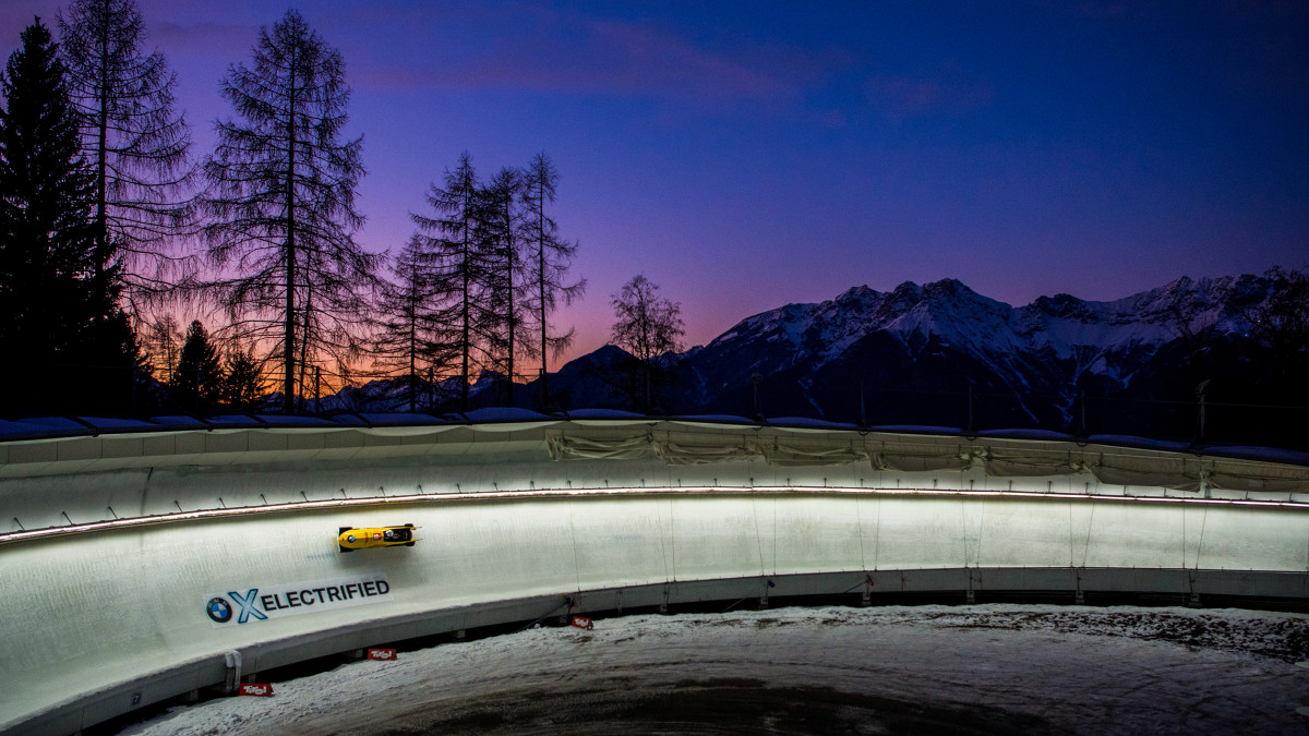 Abendstimmung an der Eisbahn in Innsbruck-Igls mit dem Bobteam Friedrich in der Kurve. (Foto: Viesturs Lacis)