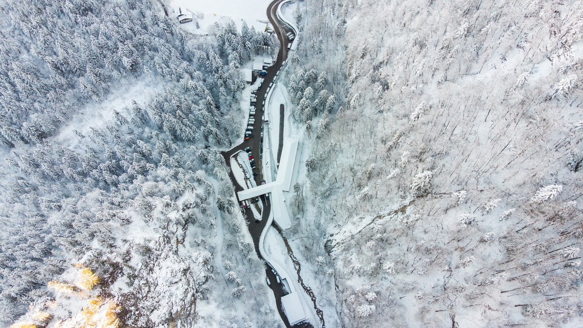 Blick aus der Vogelperspektive auf die verschneite Eisbahn am Königssee. (Foto: Viesturs Lacis)