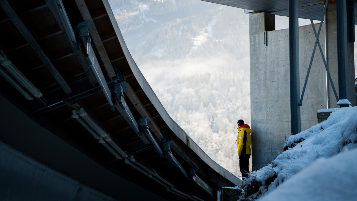 An der Eisbahn in Königssee: Eine etwas andere Perspektive eröffnet sich für diesen Athleten. (Foto: Viesturs Lacis)