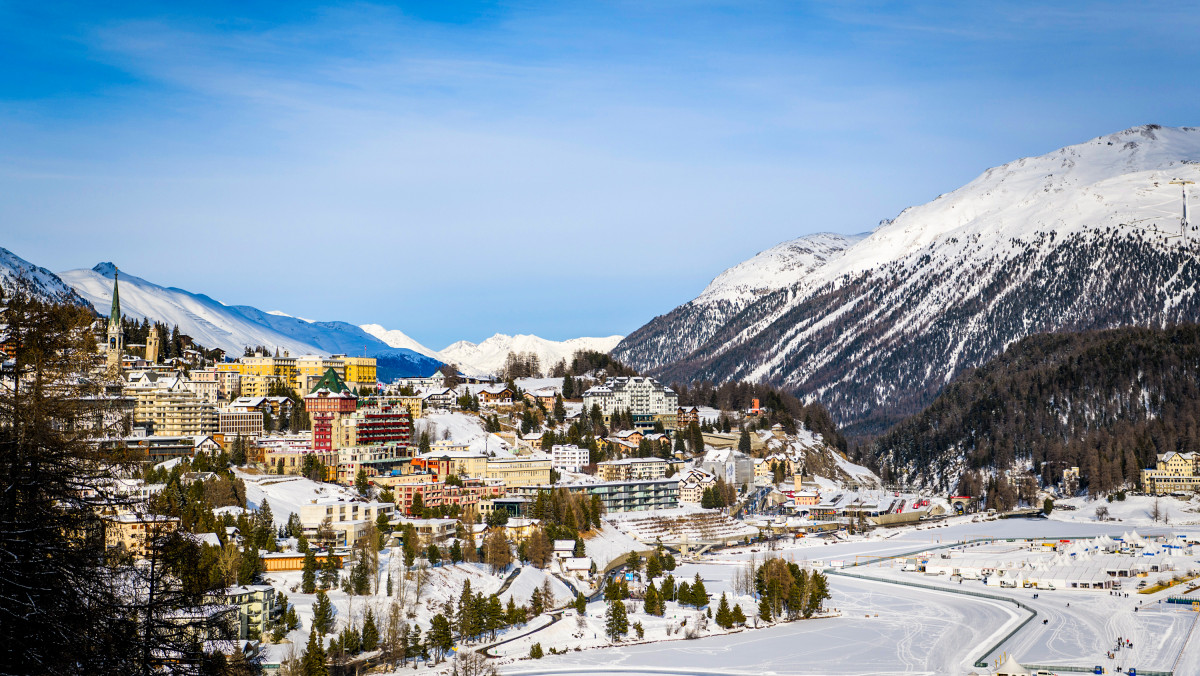 Kaiserwetter beim Bob- und Skeleton-Weltcup: blauer Himmel über dem verschneiten St. Moritz. (Foto: Viesturs Lacis)