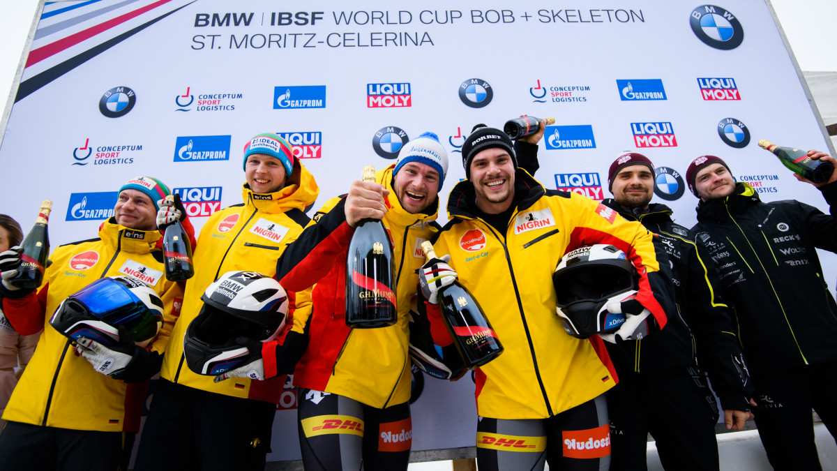 Prost! – Die Freude der deutschen Bob-Athleten war groß: Team „Hansi“ Lochner (Mitte) holte beim 2er-Weltcup in St. Moritz Gold. Francesco Friedrich (li.) wurde Zweiter. (Foto: Viesturs Lacis)