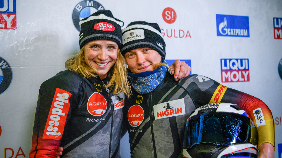 Die Bobpilotin Stephanie Schneider (re.) und ihre Anschieberin Lisette Thöne freuen sich beim Weltcup-Finale in Sigulda über Bronze. (Foto: Viesturs Lacis)