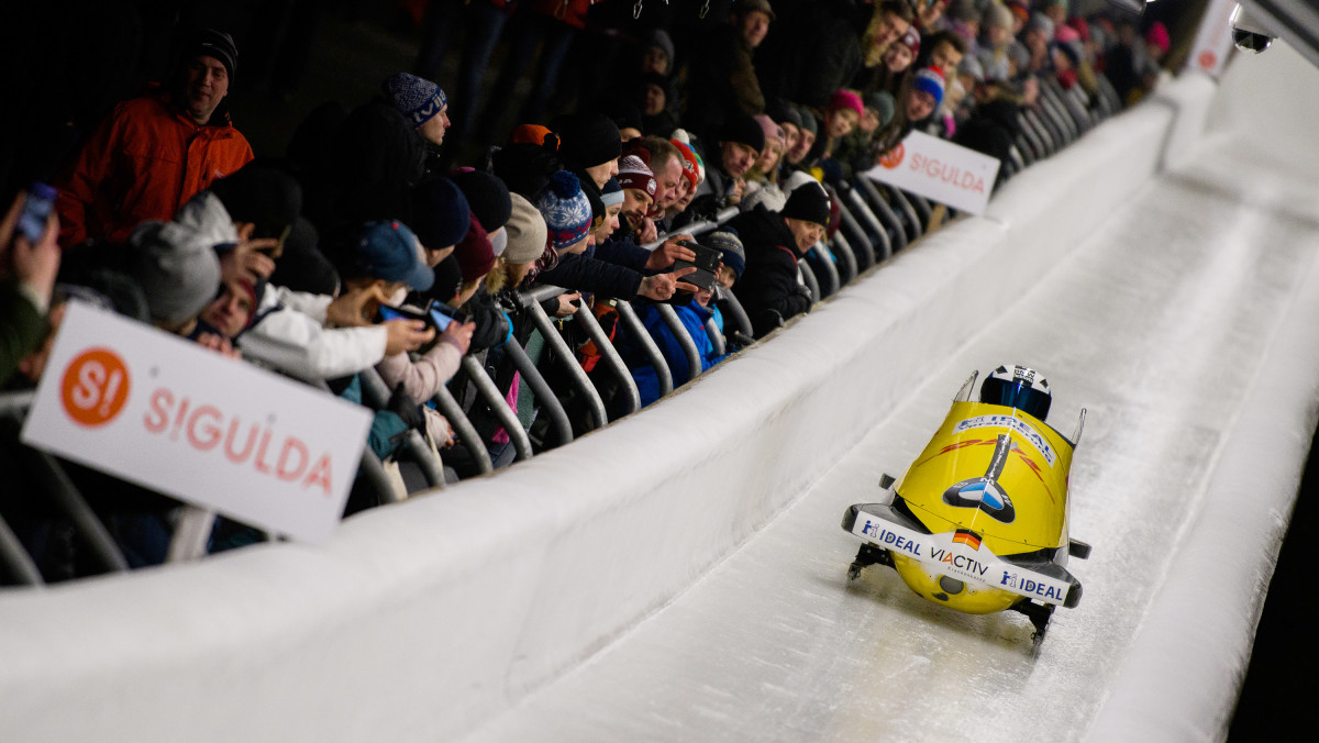 Spannung pur beim Weltcup in Sigulda: Zahlreiche Fans säumen die Eisbahn, während das Bobteam von Stephanie Schneider vorbeirast. (Foto: Viesturs Lacis)