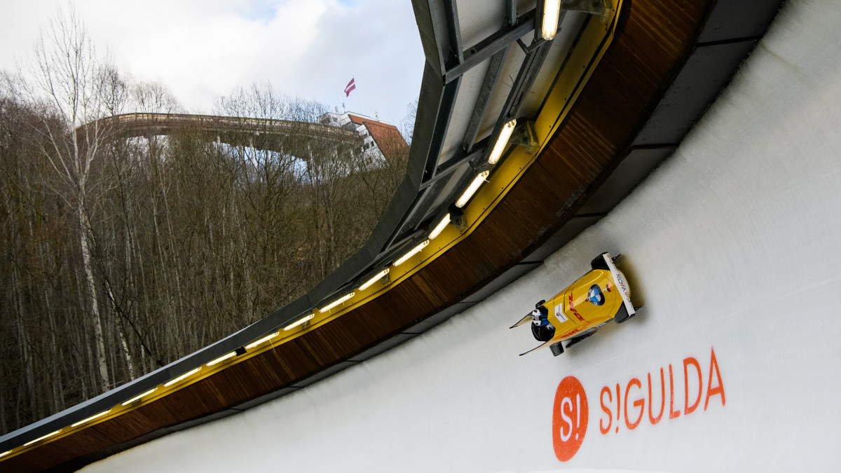 Extreme Fliehkräfte in der Eisbahn: Ein Bob liegt beim Weltcup-Finale in Sigulda fast kopfüber in der Kurve. (Foto: Viesturs Lacis)