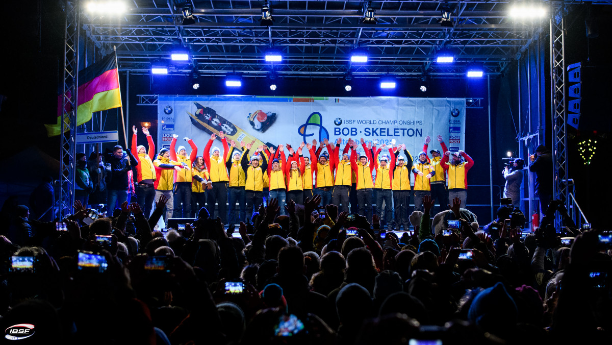 Hoch die Hände, WM-Wochenende! Bei der Eröffnungsfeier zeigt die deutsche Nationalmannschaft ihre Einheit und feiert den Start in die Weltmeisterschaften 2020 in Altenberg.