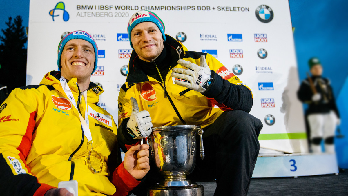Olympiasieger Francesco Friedrich (re.) und Anschieber Thorsten Margis freuen sich über Gold und somit den Siegerpokal der WM 2020 im 2er-Bobrennen. (Foto: Viesturs Lacis)