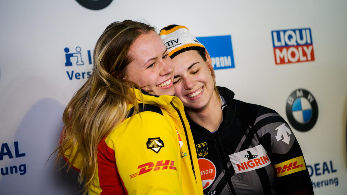 Zufrieden: Für die 22-jährige Junioren-Weltmeisterin Kim Kalicki (re.) und ihre Anschieberin Kira Lipperheide gibt es WM-Silber. (Foto: Viesturs Lacis)