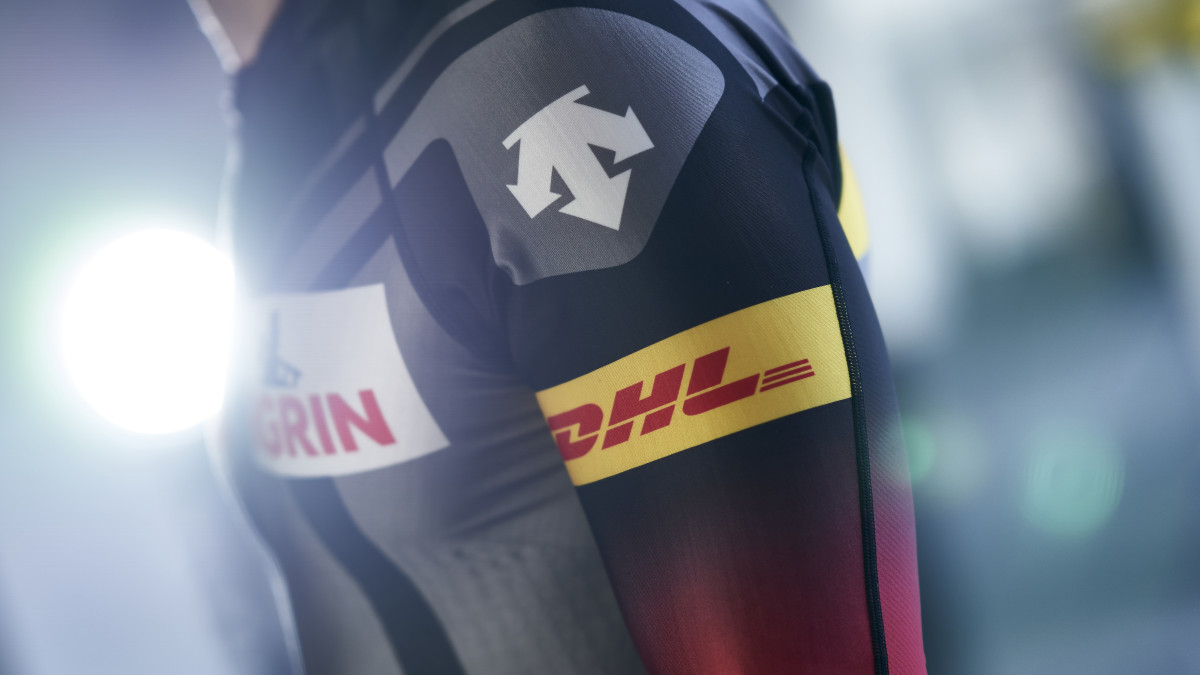 Das DHL-Logo ziert die Arme der neuen BSD-Overalls