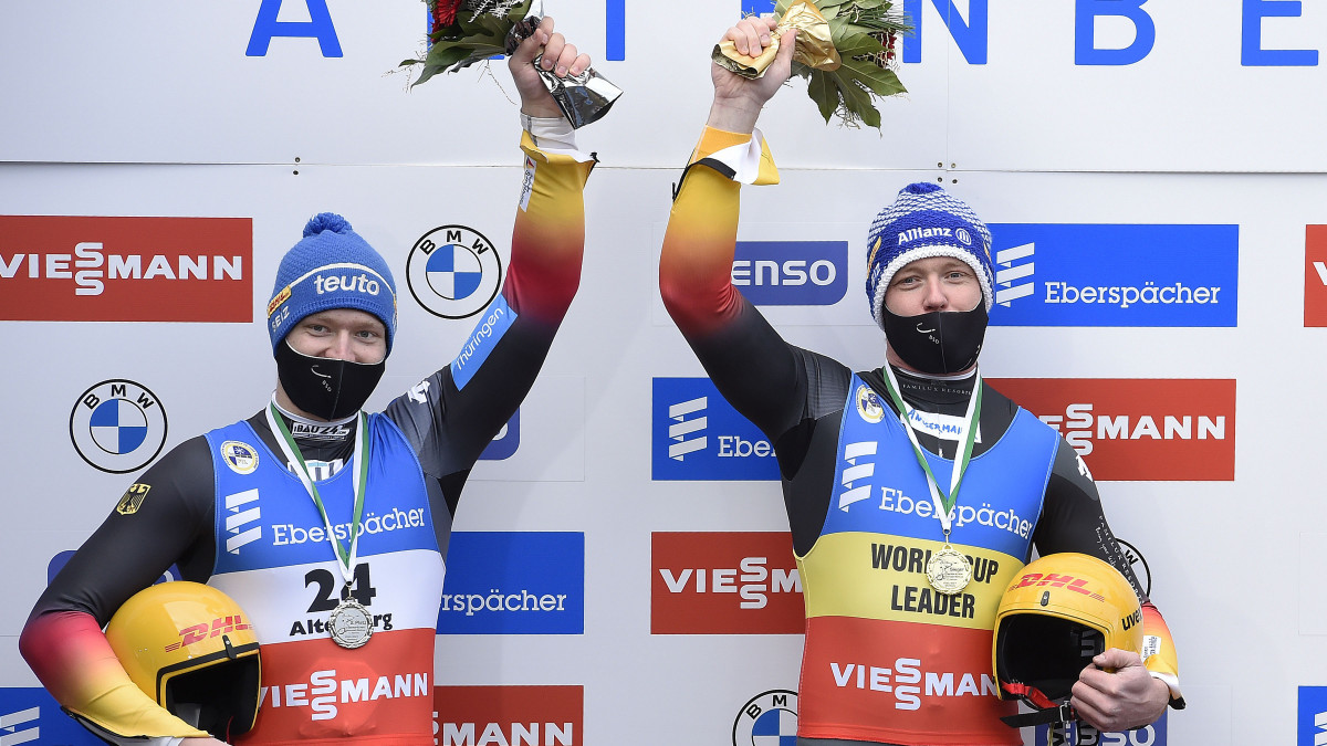 Max Langenhan (links) und Felix Loch (rechts) freuen sich bei der Siegerehrung. Loch gelang in Altenberg eine furiose Aufholjagd. (Foto: Dietmar Reker)