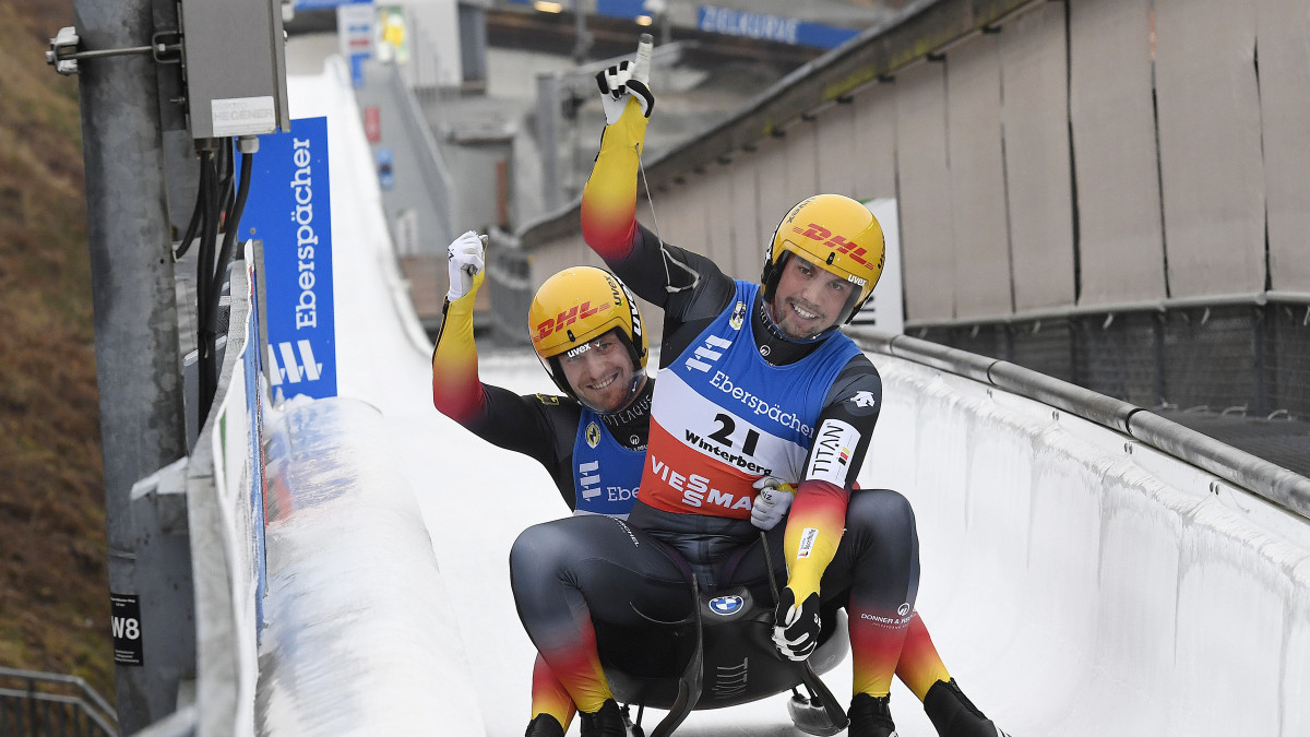 Trotz wechselnder Eisbedingungen in der Bahn kamen die vierfachen Olympiasieger Wendl/Arlt mit vier Hundertstel schneller ins Ziel als die Kontrahenten und freuen sich über ersten Weltcupsieg in dieser Saison! (Foto: Dietmar Reker)