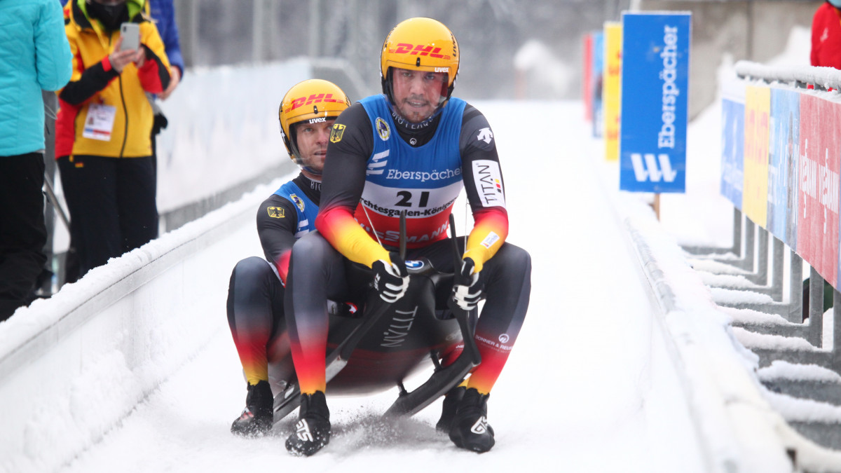 Die Berchtesgadener Lokalmatadoren Tobias Wendl (vorne bzw. rechts) und Tobias Arlt fuhren beim Weltcup am Königssee ganz knapp auf Rang 2. (Foto: FIL/ Mareks)