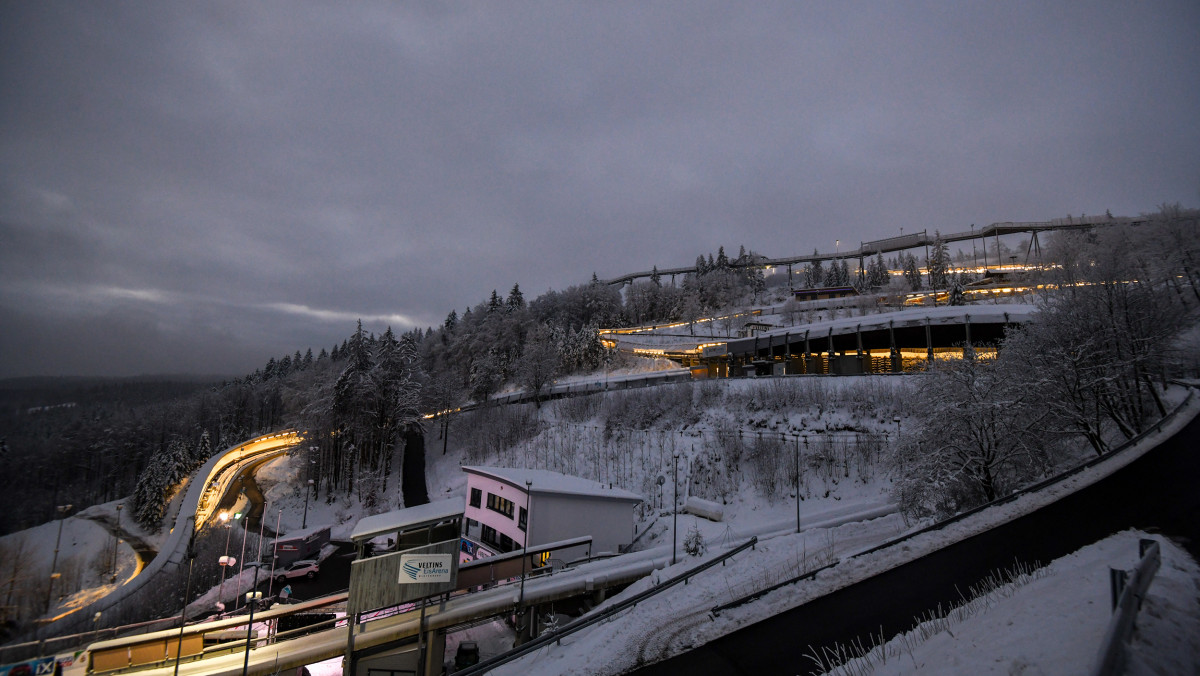 Am Abend wunderschön beleuchtet: In der Winterberger VELTINS EisArena fanden der Bob- und Skeleton-Weltcup sowie die EM 2021 statt. (Foto: Viesturs Lacis)