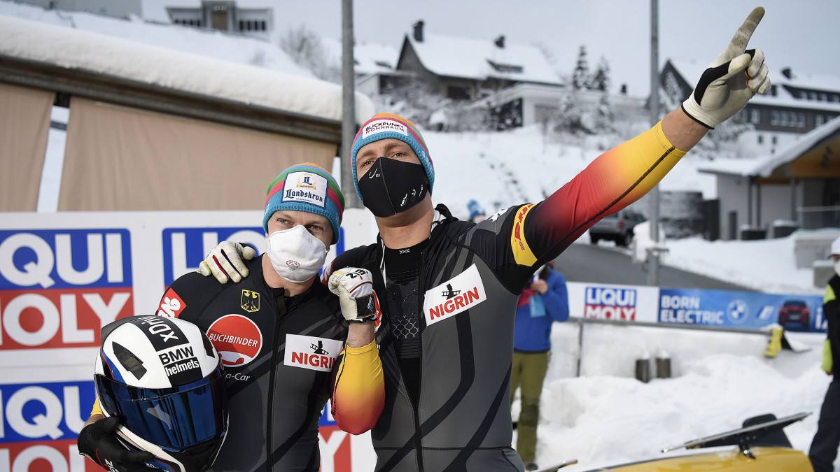 Sie jubeln mit Maske: Francesco Friedrich (links) und Thorsten Margis siegten im Zweierbob. Dafür gab es in Winterberg Weltcup- und EM-Gold. (Foto: Dietmar Reker)