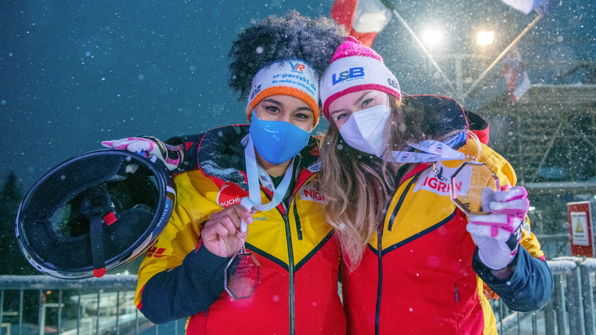 Freude über die erste WM-Medaille: Anschieberin Deborah Levi (links) und Bobpilotin Laura Nolte holten Bronze. (Foto: Viesturs Lacis)