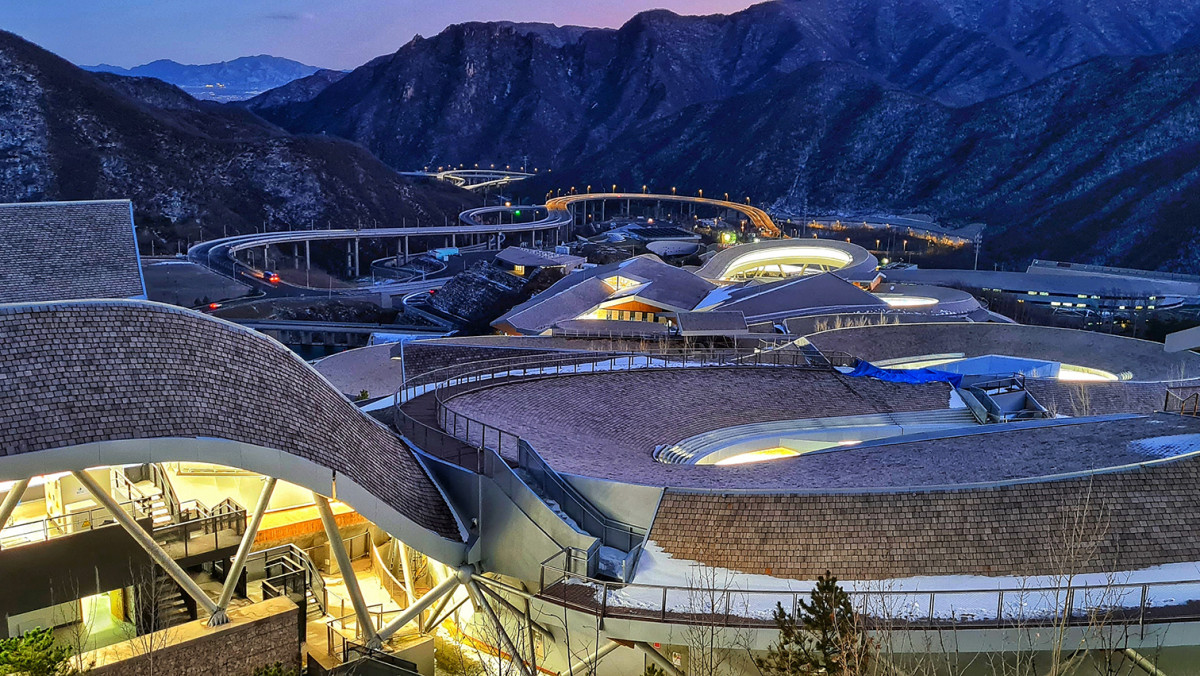 Das National Sliding Centre sei „die erste 360°-Rennstrecke mit der Form eines Drachens“, wirbt stolz der Pekinger Tourismusverband für sein neues Wintersport-Highlight.