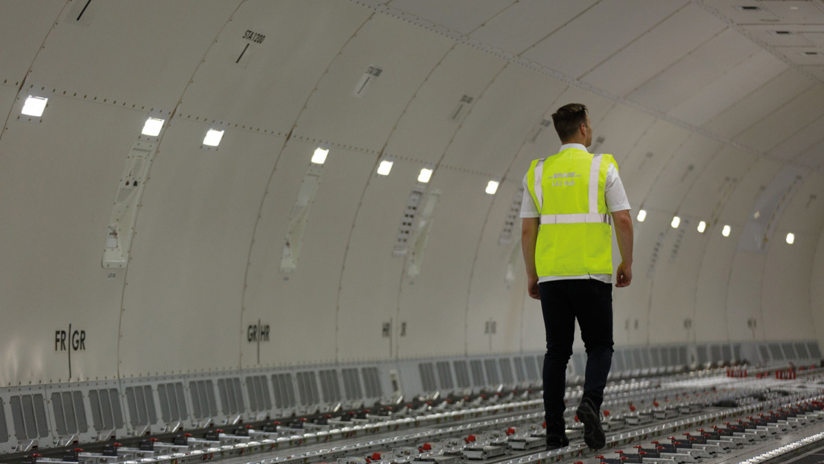 Inspektion des Innenlebens von Nicos neuem „Arbeitsgerät“: einem Boeing 777 Frachtflugzeug.