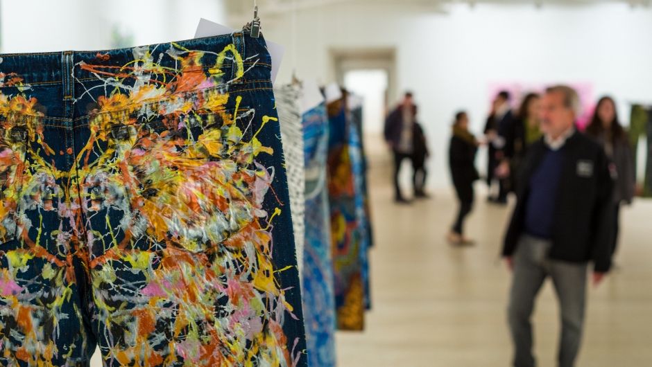 DHL sets the stage for "Jeans for Refugees"