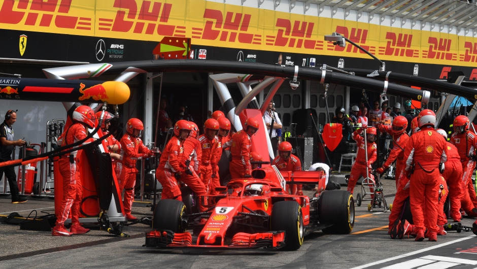 Пит скорость. Обслуживание в гонке. DHL fastest Pit stop Award. Механики Феррари. Быстрый пит стоп.