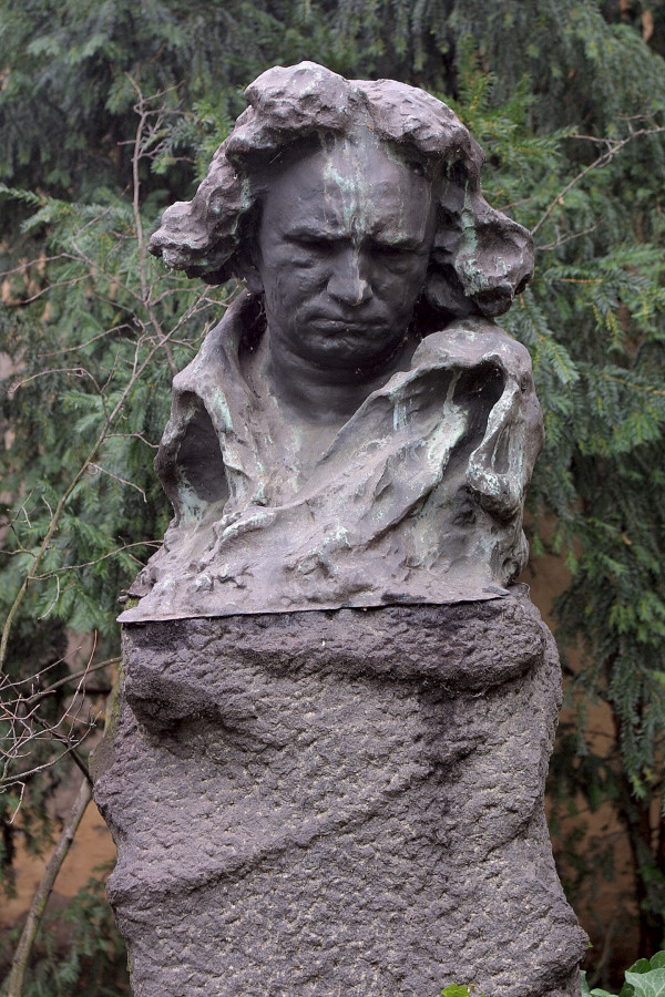 Beethoven-Denkmal im Garten des Bonner Beethoven-Hauses – Bronzeguß nach einem Gipsmodell von Naoum Aronson