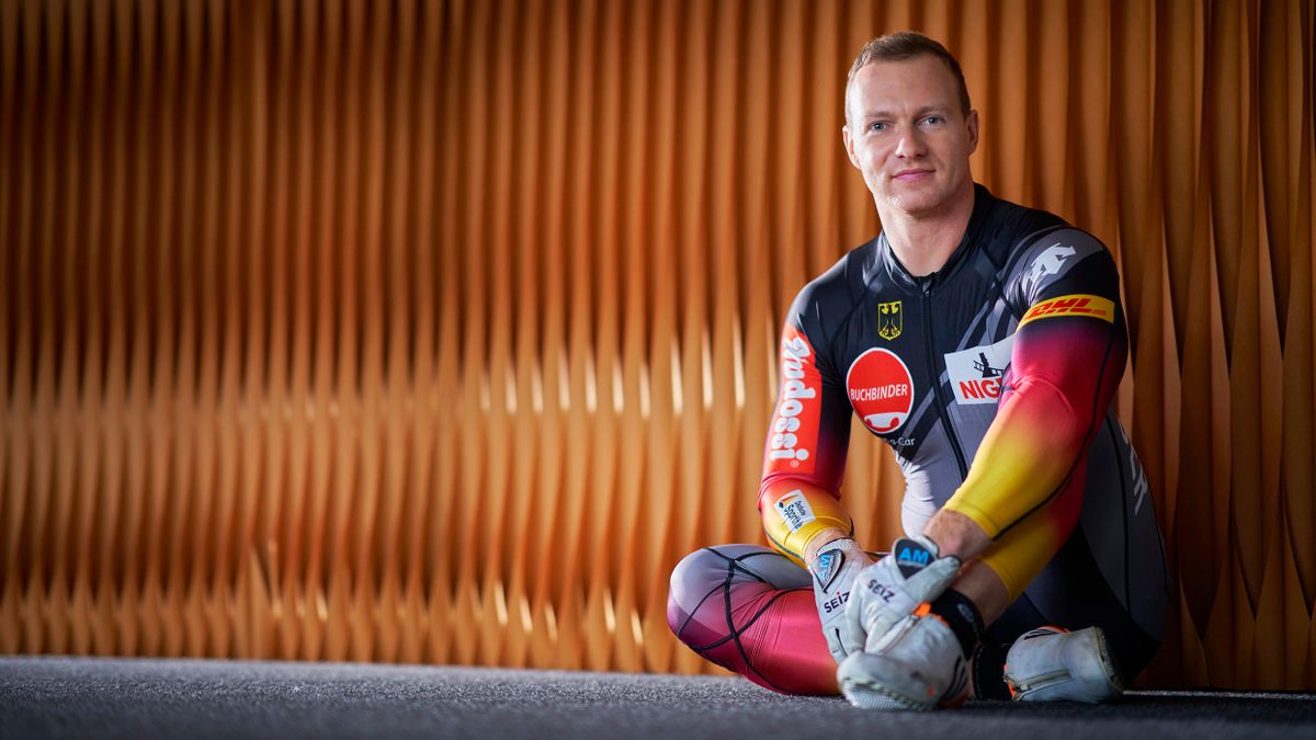 Das neue DHL-Outfit passt Francesco Friedrich wie angegossen