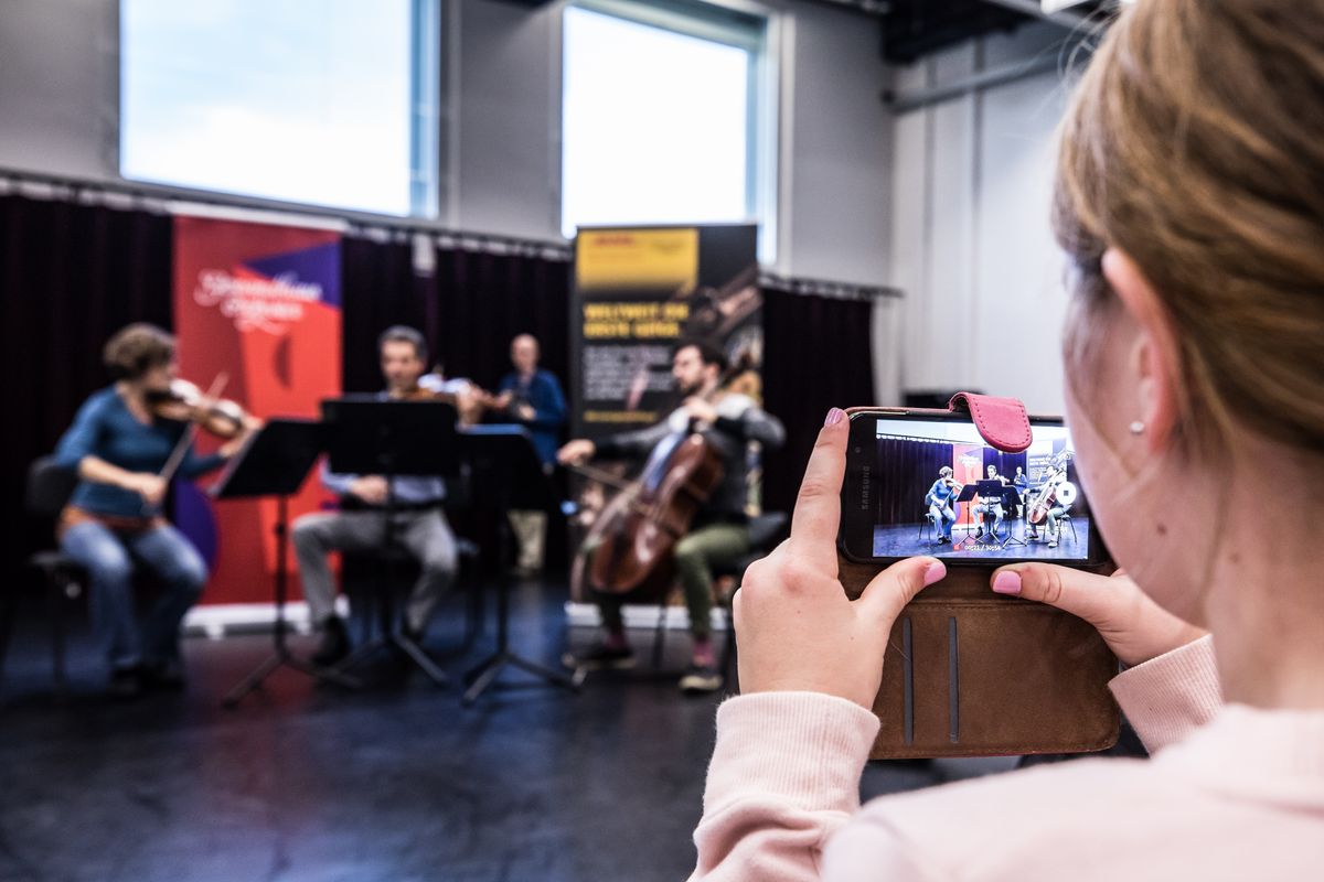 During the “Meet the Artist” lesson the students receive a private concert by members of the world-famous Gewandhausorchester