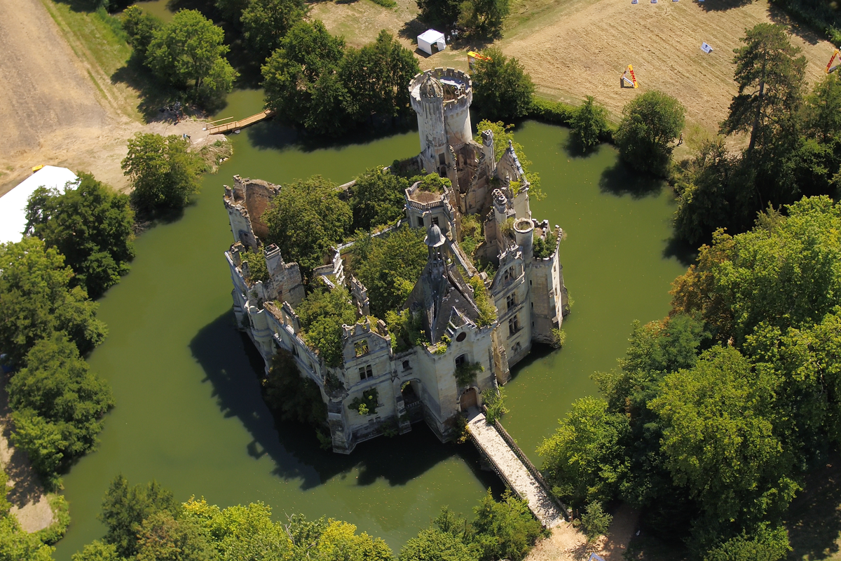 LA MOTHE CHANDENIERS CASTLE (FRANCE)